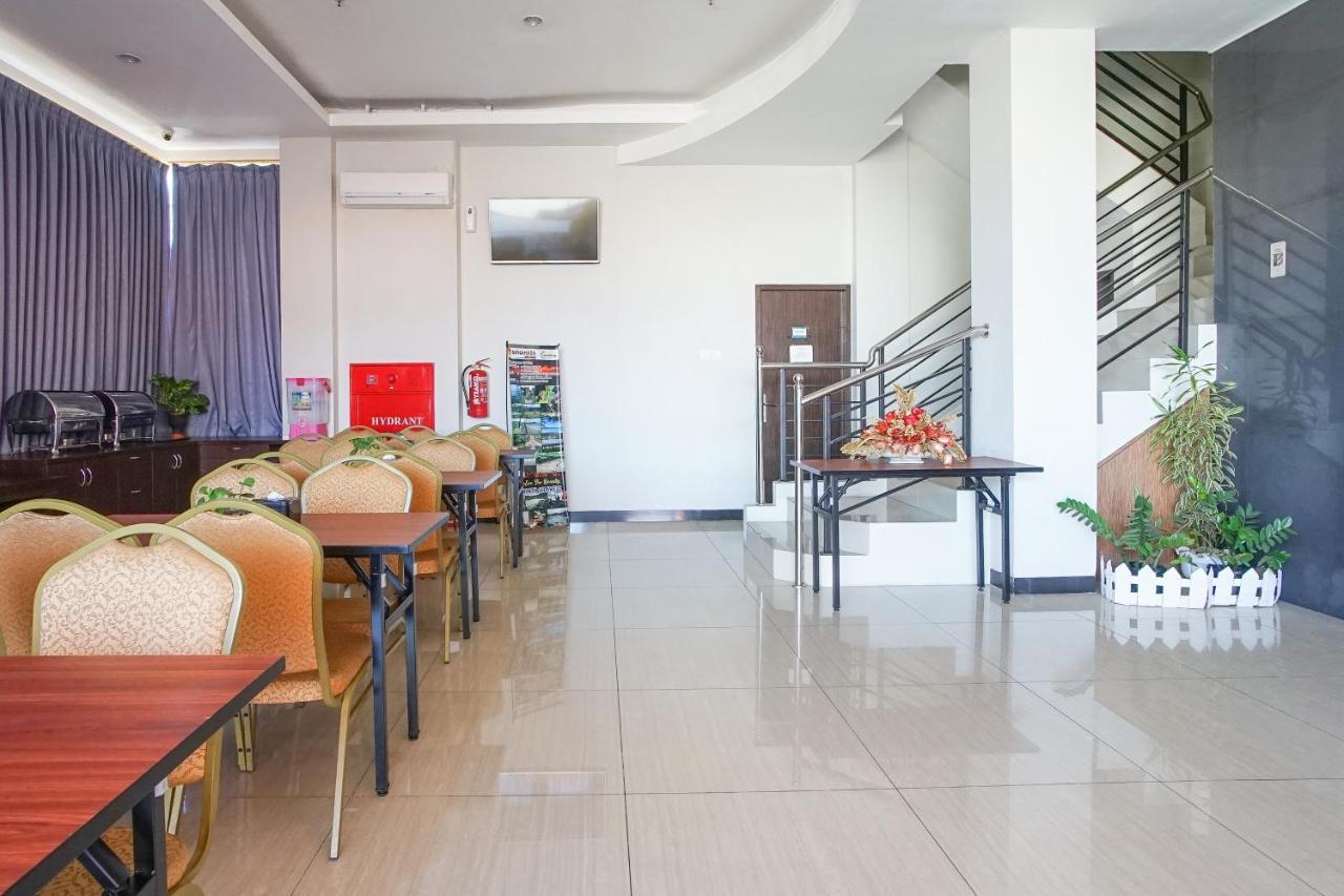 Hotel Royal Manado Extérieur photo