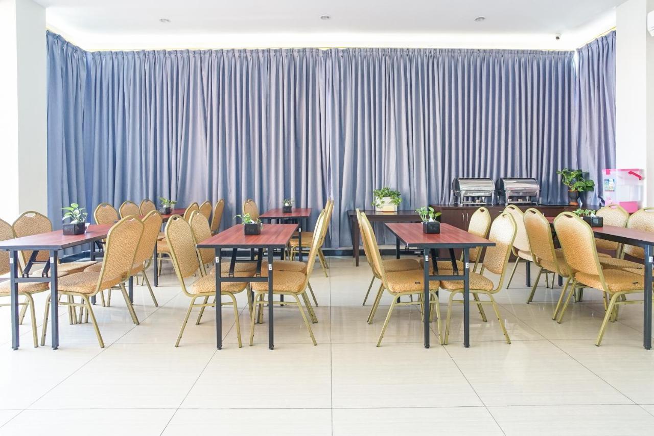 Hotel Royal Manado Extérieur photo